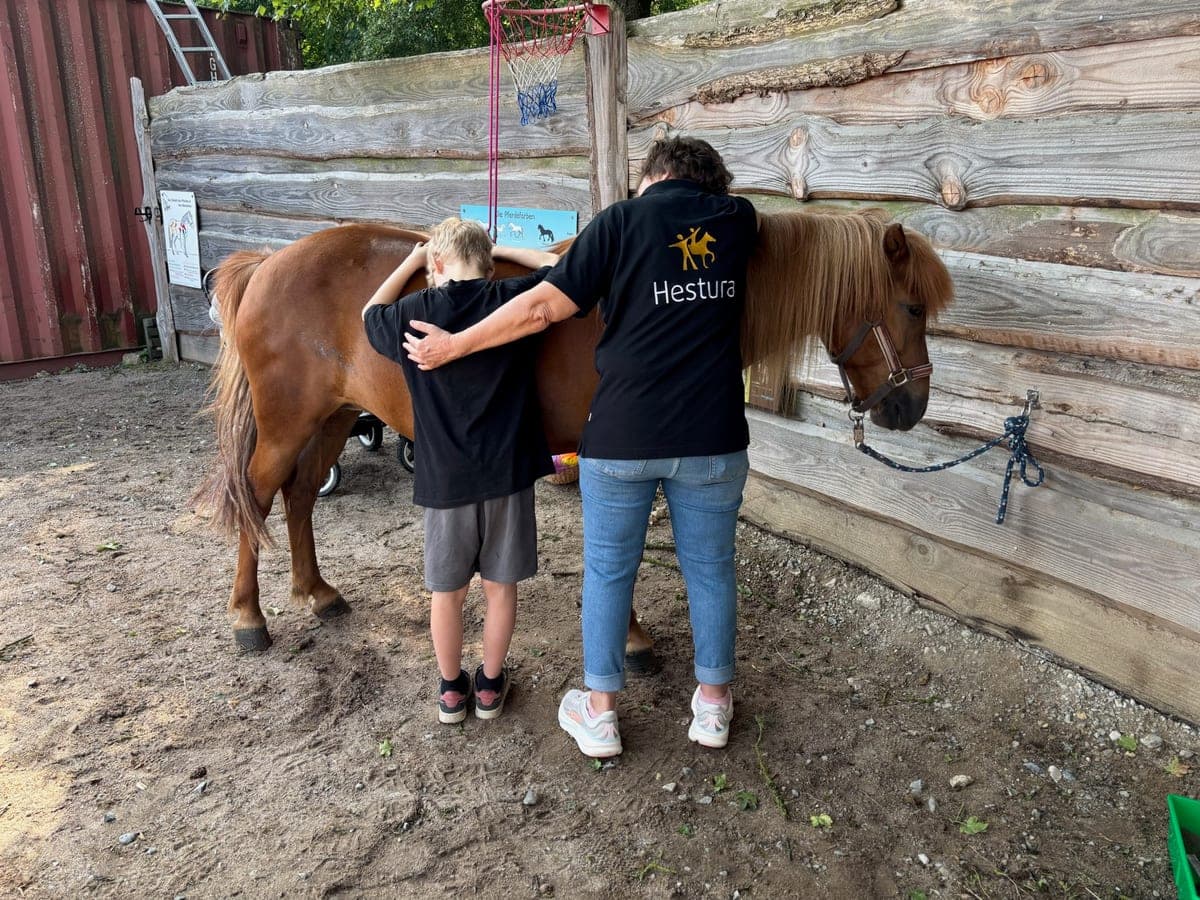 Kind und Begleiterin am Pony auf dem Hofplatz in Aidlingen