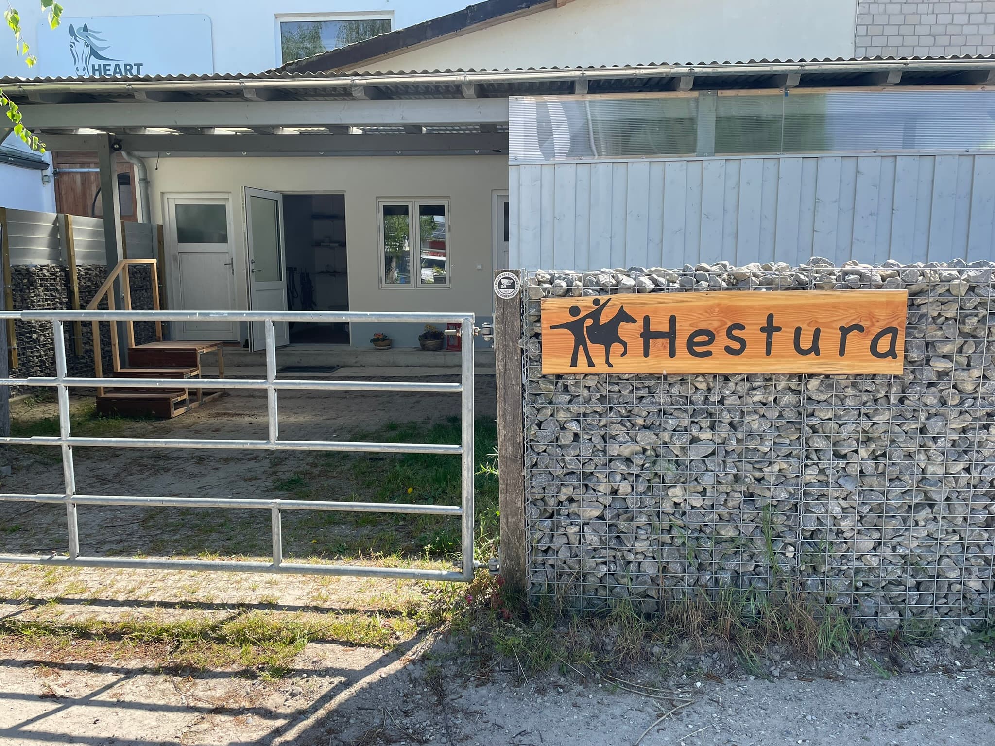 Hestura-Holzschild am Eingang des Sonnenhofs in Steinmauern