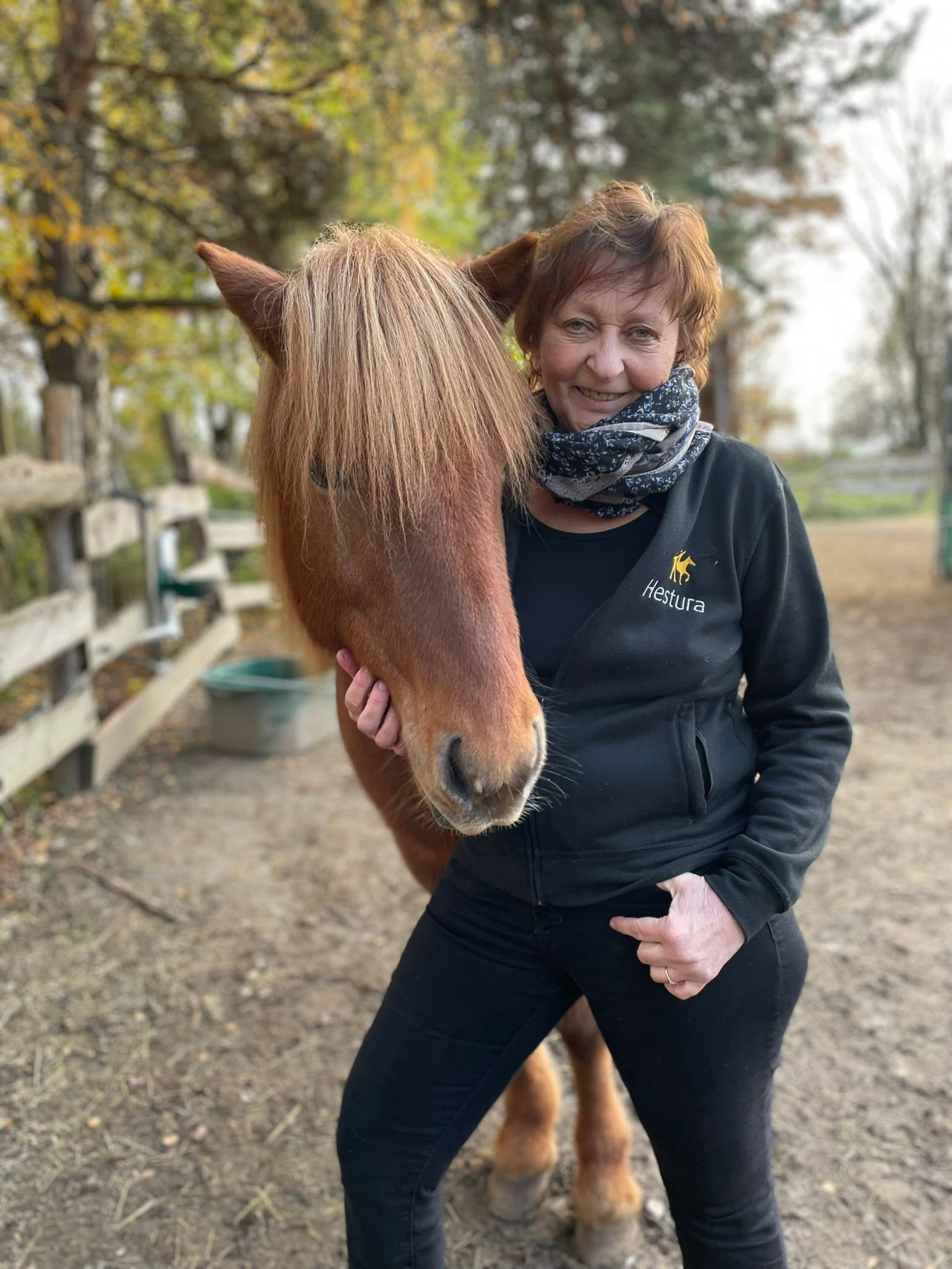 Susanne Behrendt — Gründerin von Hestura — mit einem Therapiepferd